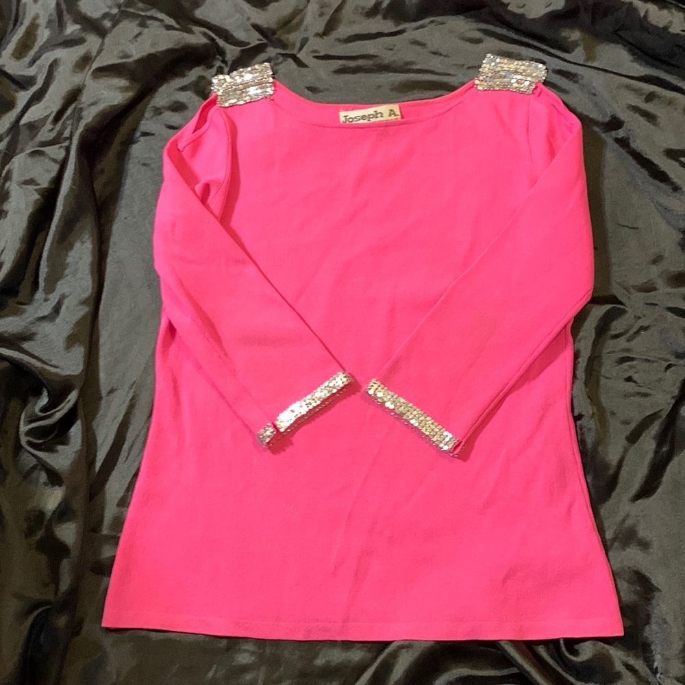 From the QU’EST-CEQUEC’EST SILK Collection, a Joseph A. womens blouse. Size: XL